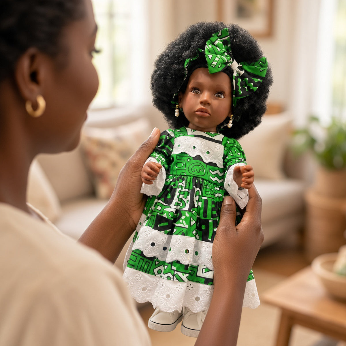 Adjoa – Poupée noire 45 cm aux cheveux crépus, robe wax verte