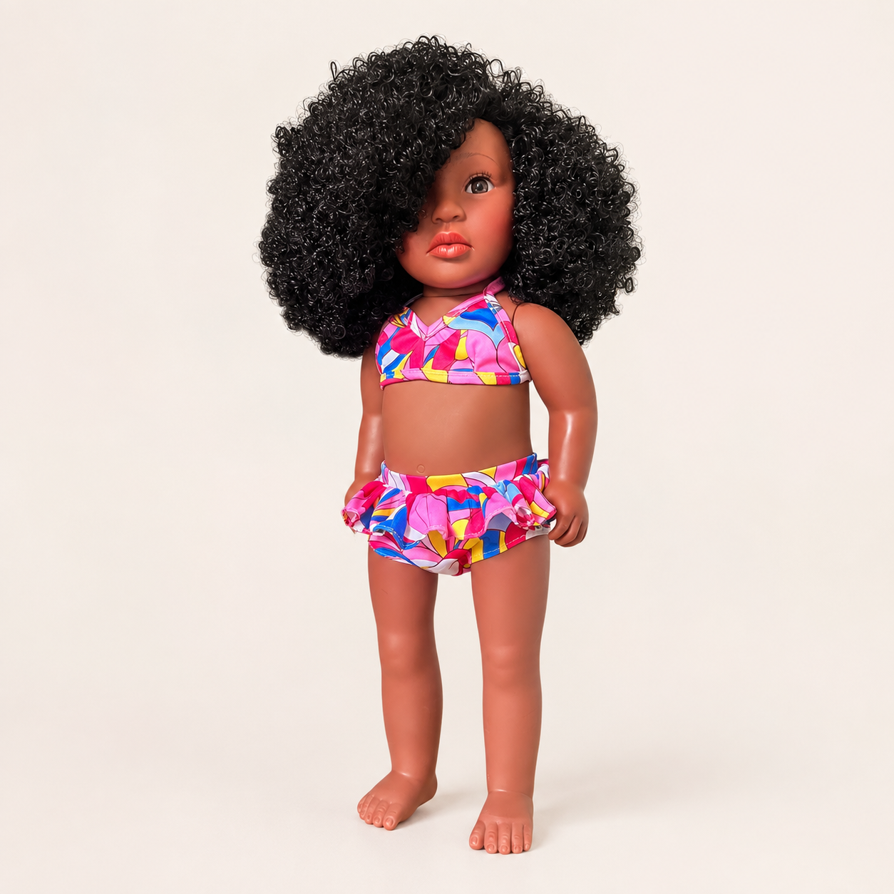 Poupée noire Nia 45 cm aux cheveux bouclés – Poupée métisse avec maillot coloré