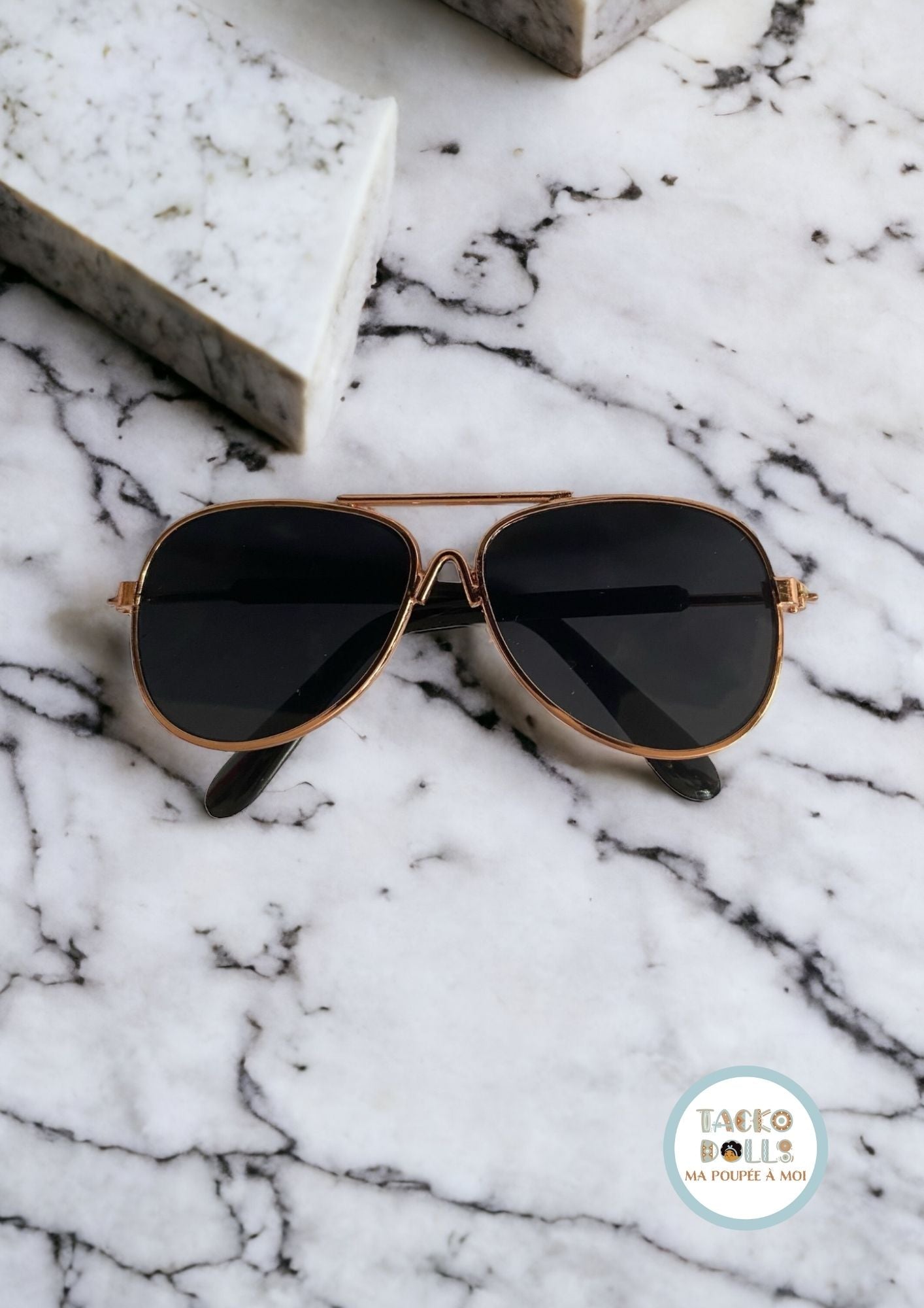 Lunettes noires au design 