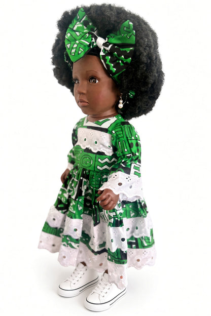 Adjoa – Poupée noire 45 cm aux cheveux crépus, robe wax verte