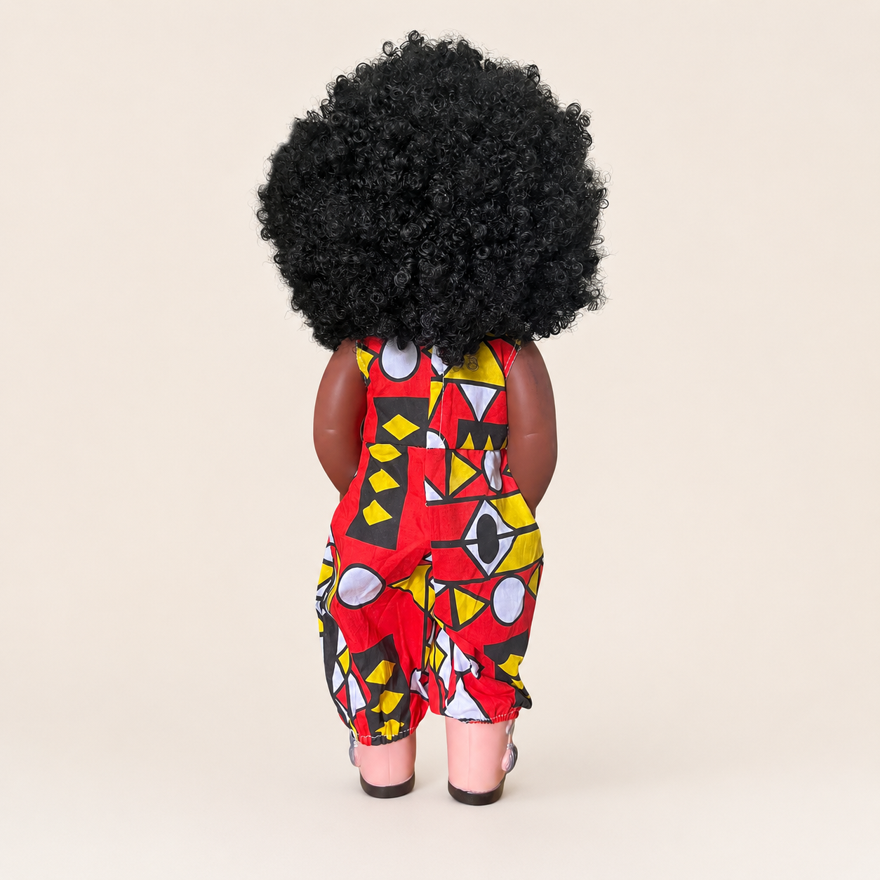 Poupée noire Kemi 45 cm aux cheveux bouclés – Combinaison africaine et chaussures incluses