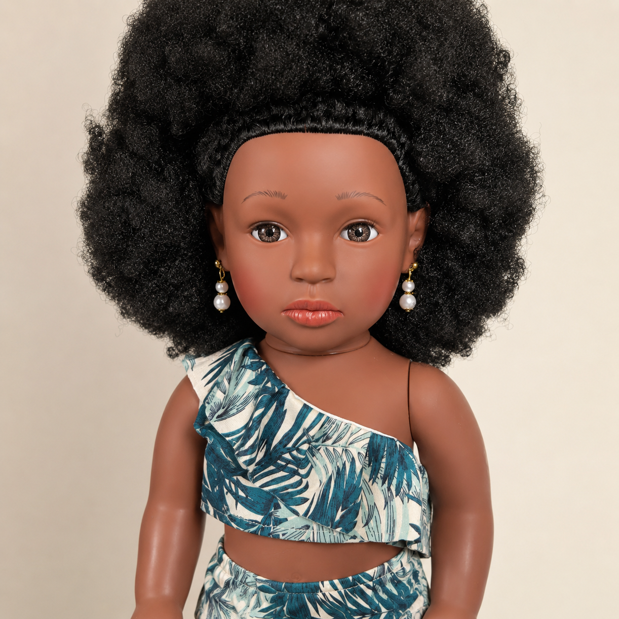 Poupée noire Abeni 45 cm aux cheveux crépus – Tenue tropicale 3 pièces et chaussures