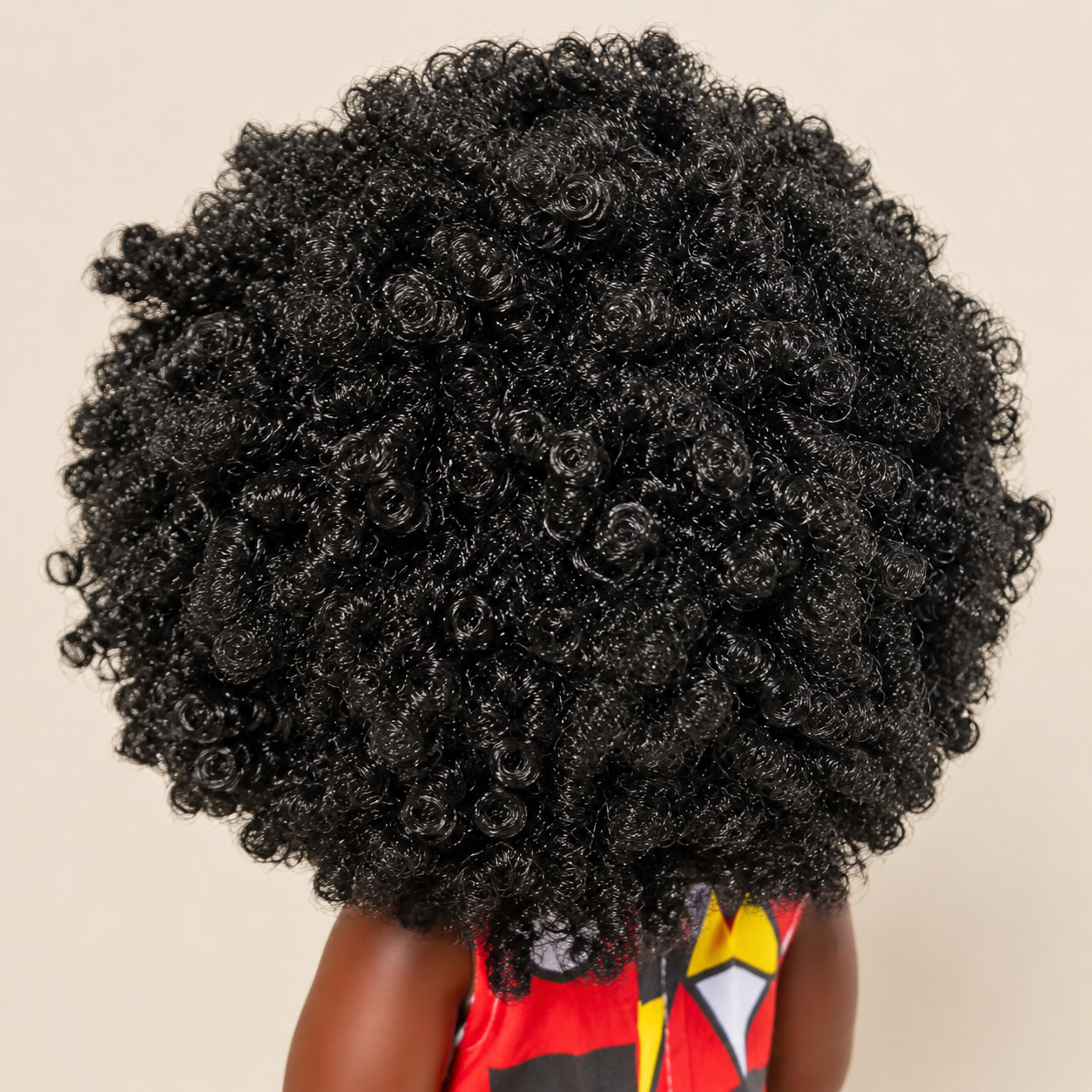Poupée noire Kemi 45 cm aux cheveux bouclés – Combinaison africaine et chaussures incluses