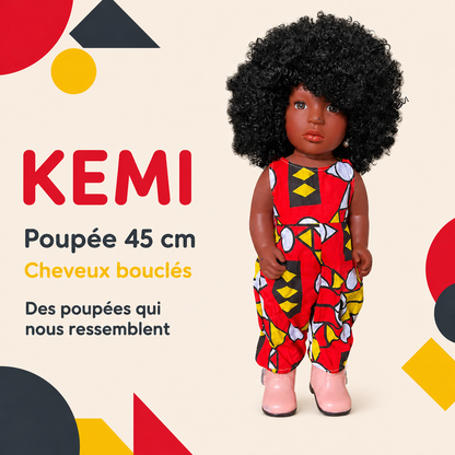Poupée noire Kemi 45 cm aux cheveux bouclés – Combinaison africaine et chaussures incluses