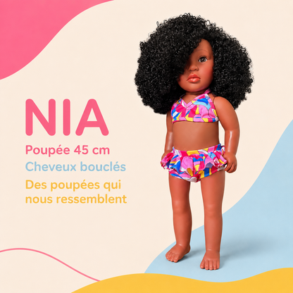 Poupée noire Nia 45 cm aux cheveux bouclés – Poupée métisse avec maillot coloré