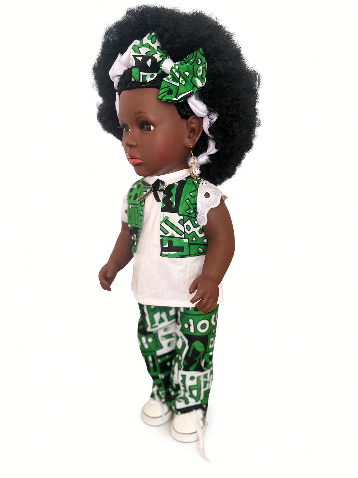 Poupée noire EFUA aux cheveux crépus – Ensemble pantalon wax, chouchou et baskets