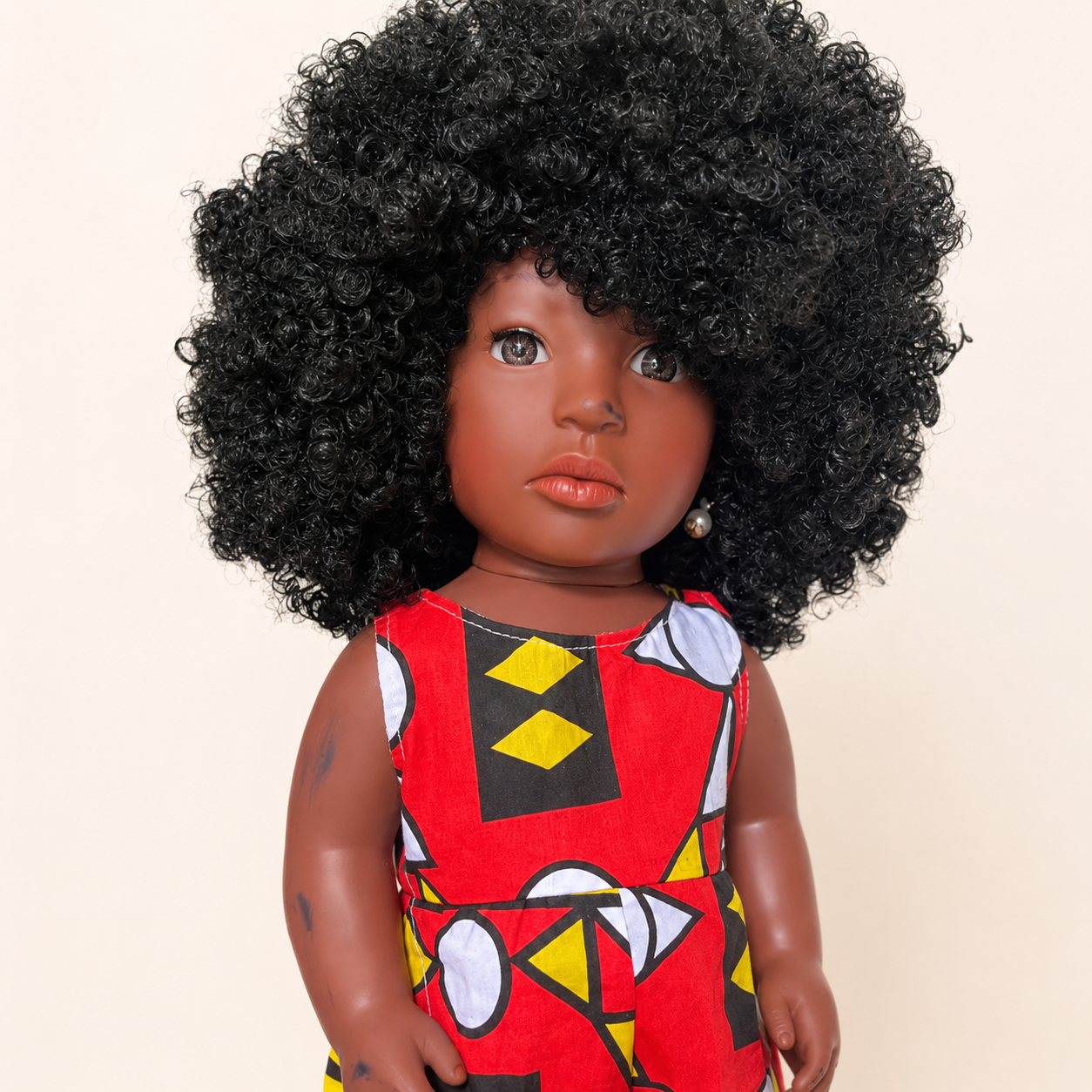 Poupée noire Kemi 45 cm aux cheveux bouclés – Combinaison africaine et chaussures incluses