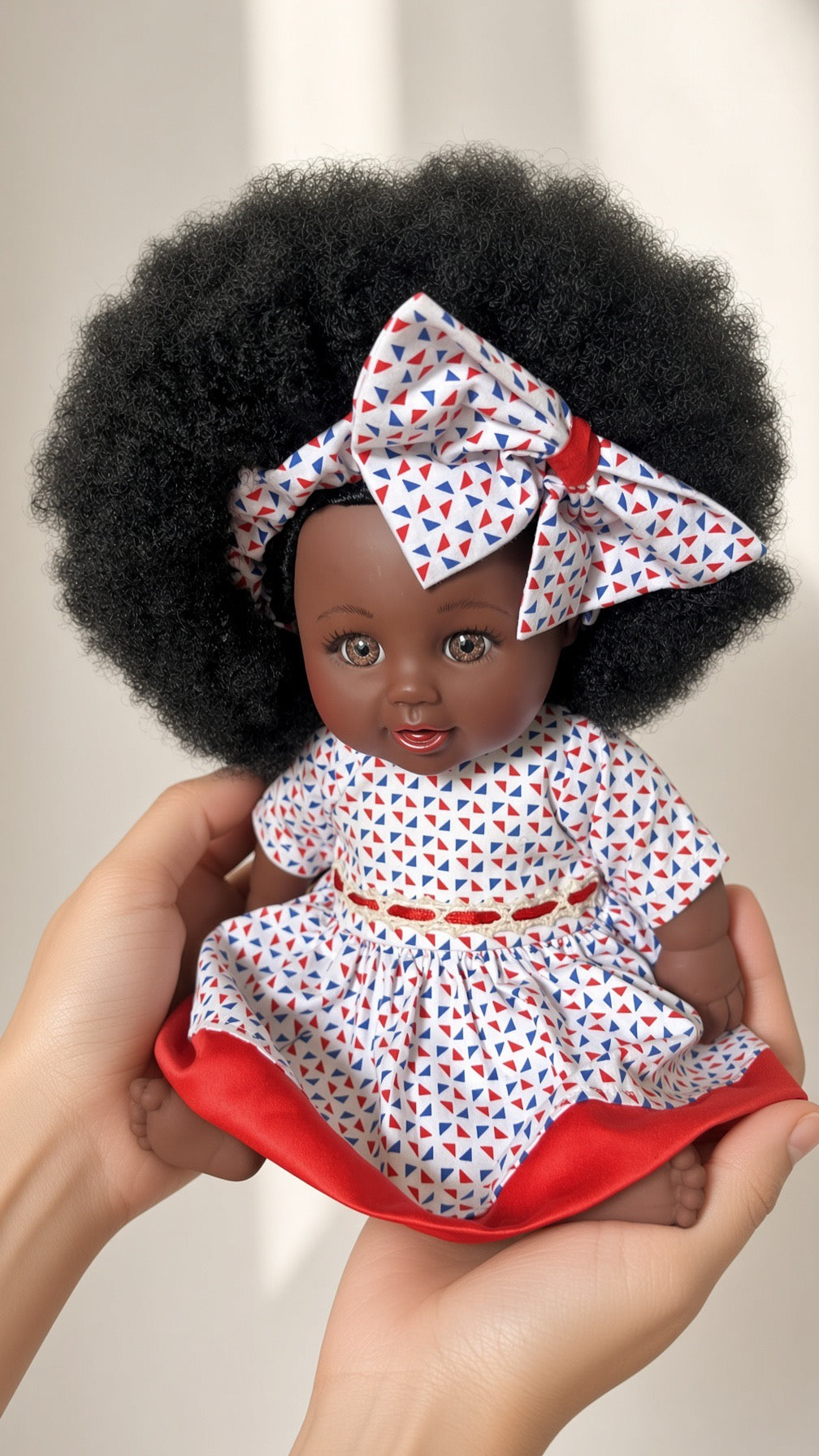 NZINGA JR – Poupée Noire 30 cm | Cheveux Crépus Afro + Robe Blanche à Motifs