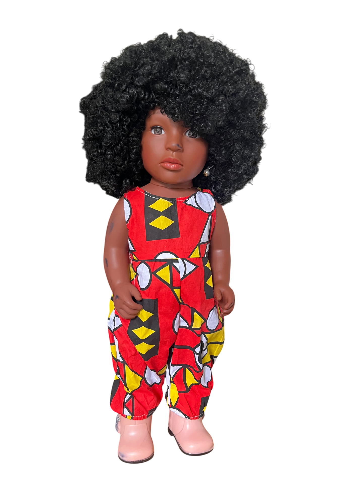 Poupée noire Kemi 45 cm aux cheveux bouclés – Combinaison africaine et chaussures incluses