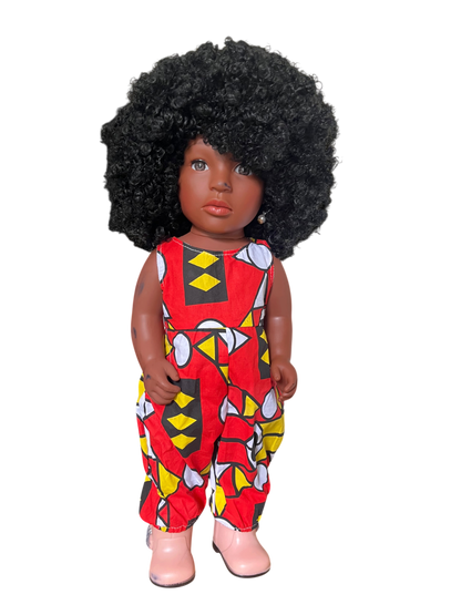 Poupée noire Kemi 45 cm aux cheveux bouclés – Combinaison africaine et chaussures incluses