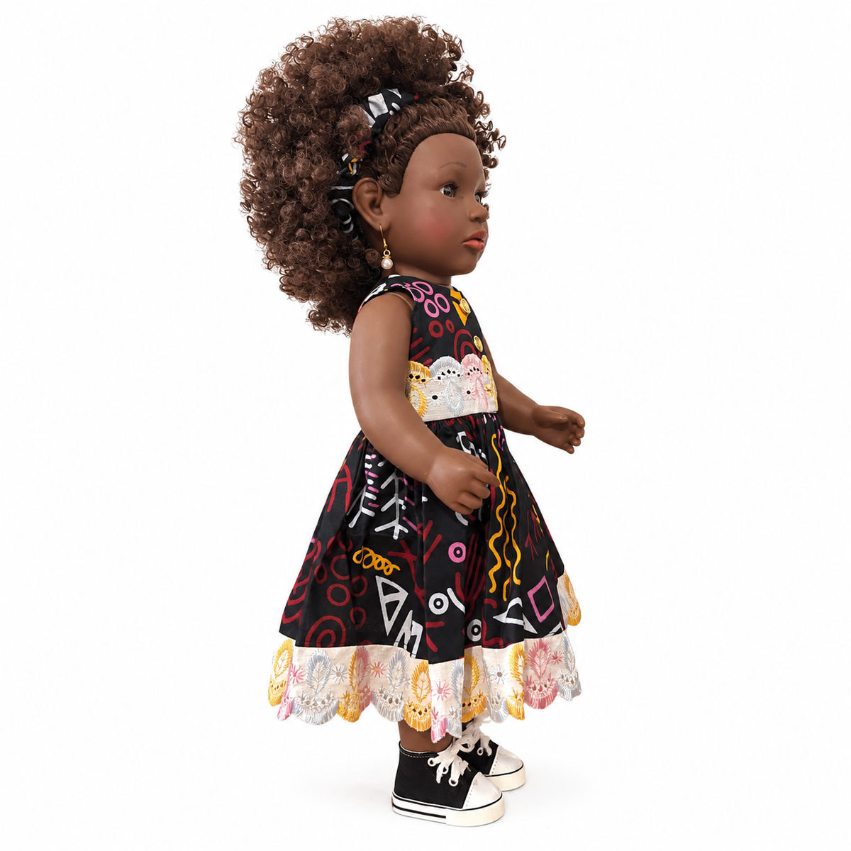 Poupée noire Rubiyatou 45 cm aux cheveux bouclés auburn