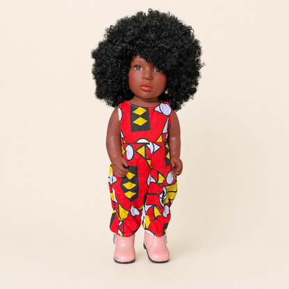 Poupée noire Kemi 45 cm aux cheveux bouclés – Combinaison africaine et chaussures incluses