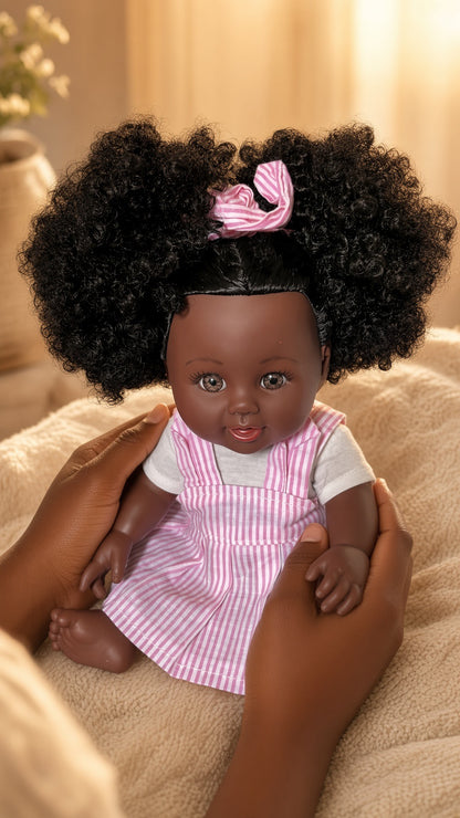 ZURI – Poupée Africaine aux Deux Puffs Crépus + Robe Salopette Rayée Rose