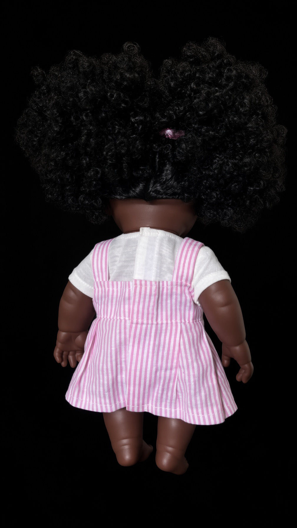 ZURI – Poupée Africaine aux Deux Puffs Crépus + Robe Salopette Rayée Rose