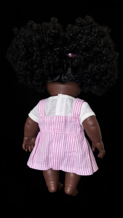 ZURI – Poupée Africaine aux Deux Puffs Crépus + Robe Salopette Rayée Rose