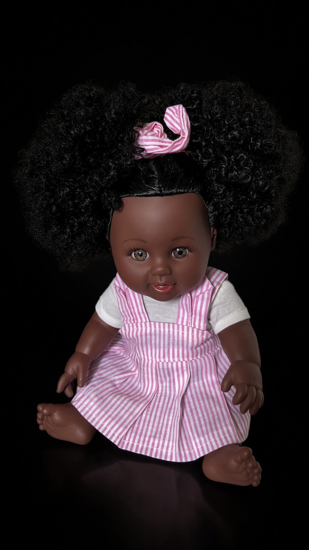 ZURI – Poupée Africaine aux Deux Puffs Crépus + Robe Salopette Rayée Rose