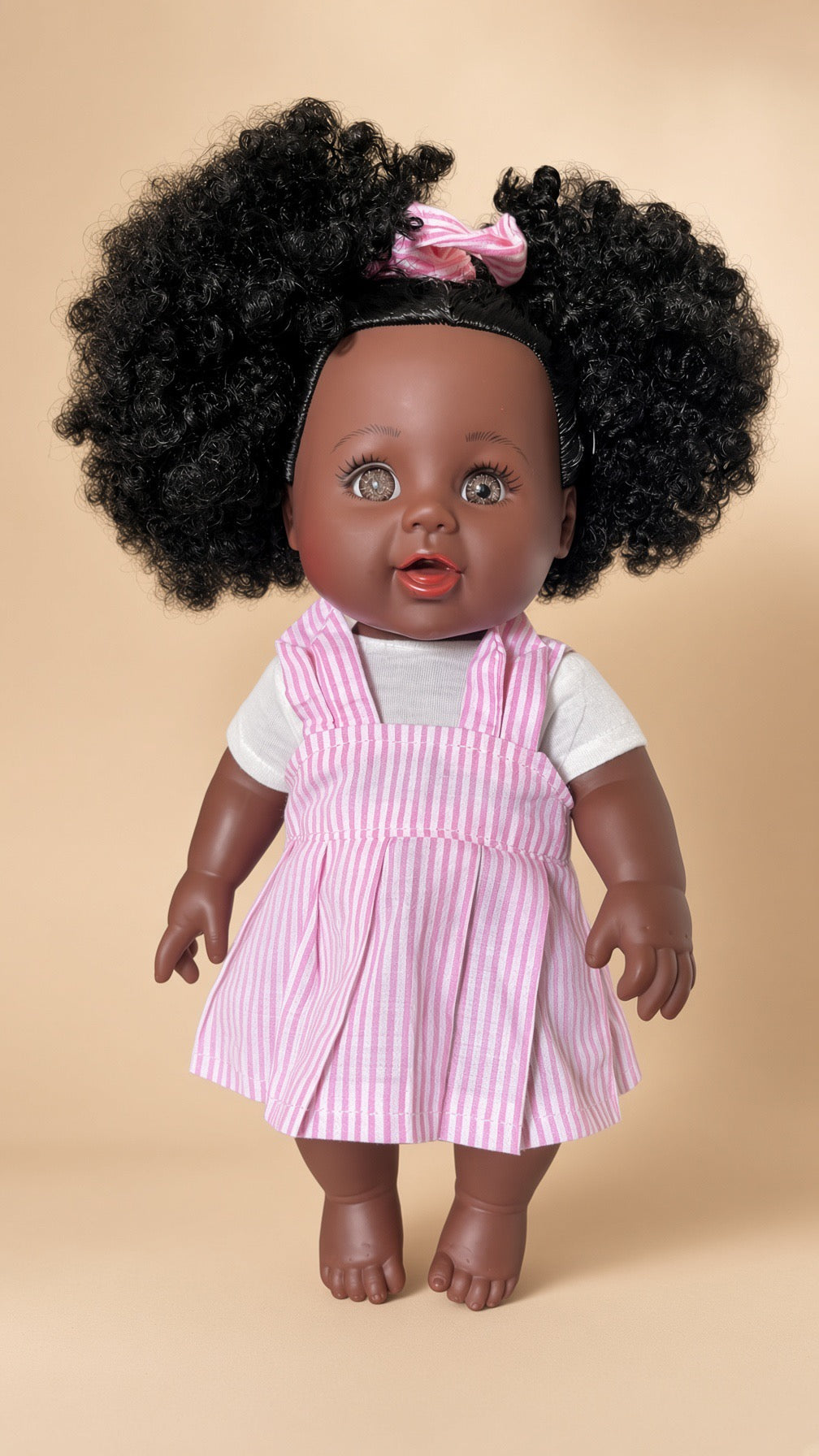 ZURI – Poupée Africaine aux Deux Puffs Crépus + Robe Salopette Rayée Rose