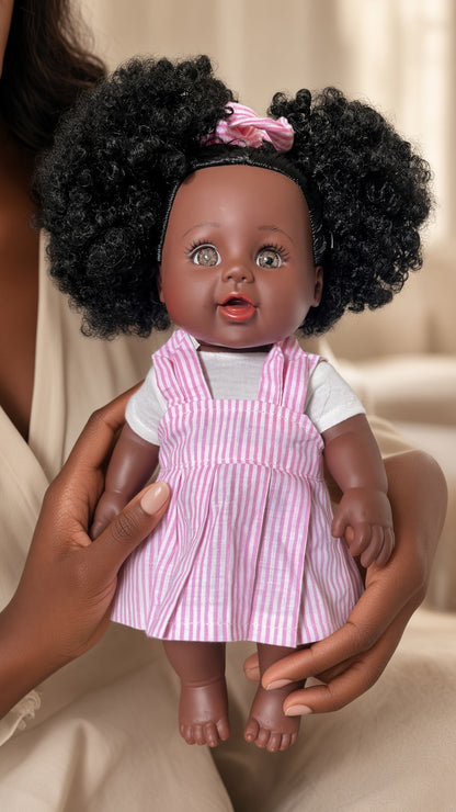 ZURI – Poupée Africaine aux Deux Puffs Crépus + Robe Salopette Rayée Rose