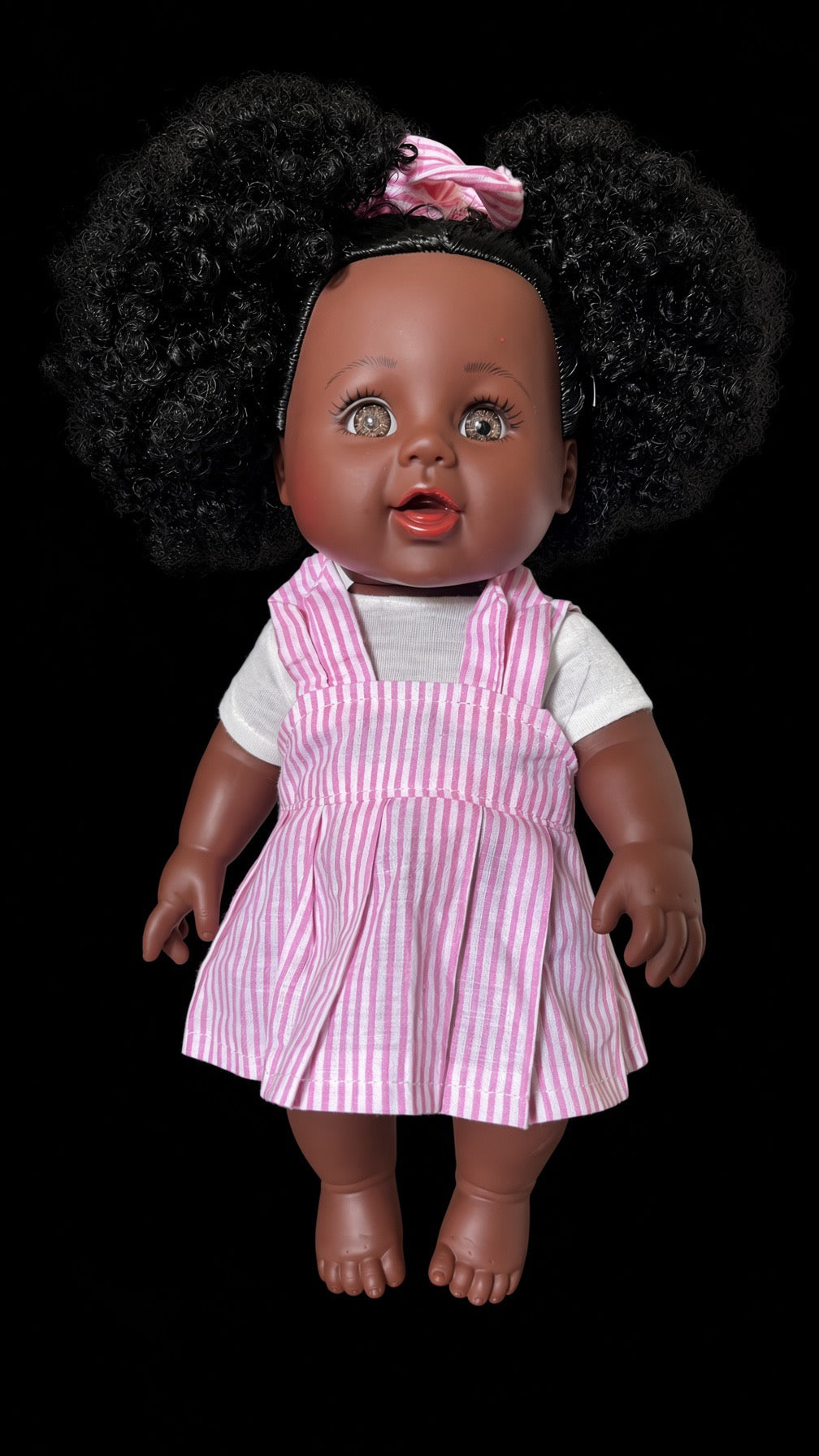 ZURI – Poupée Africaine aux Deux Puffs Crépus + Robe Salopette Rayée Rose