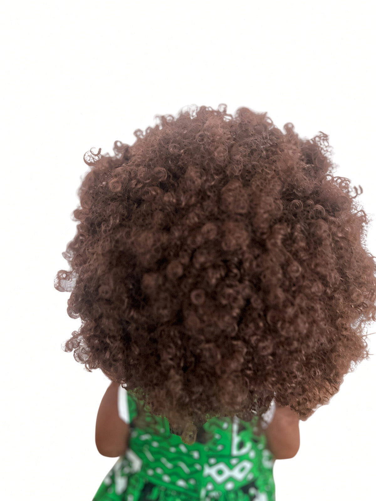 Poupée noire KESI 45 cm aux cheveux bouclés auburn – Robe wax et dentelle