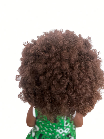 Poupée noire KESI 45 cm aux cheveux bouclés auburn – Robe wax et dentelle