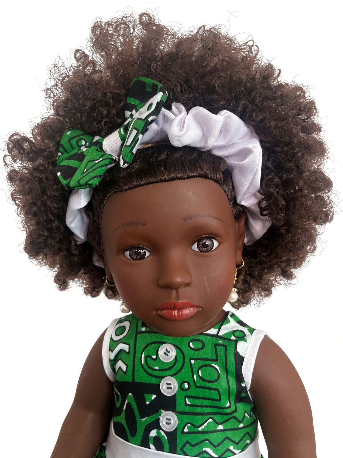 Poupée noire KESI 45 cm aux cheveux bouclés auburn – Robe wax et dentelle
