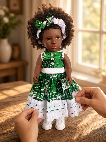 Poupée noire KESI 45 cm aux cheveux bouclés auburn – Robe wax et dentelle