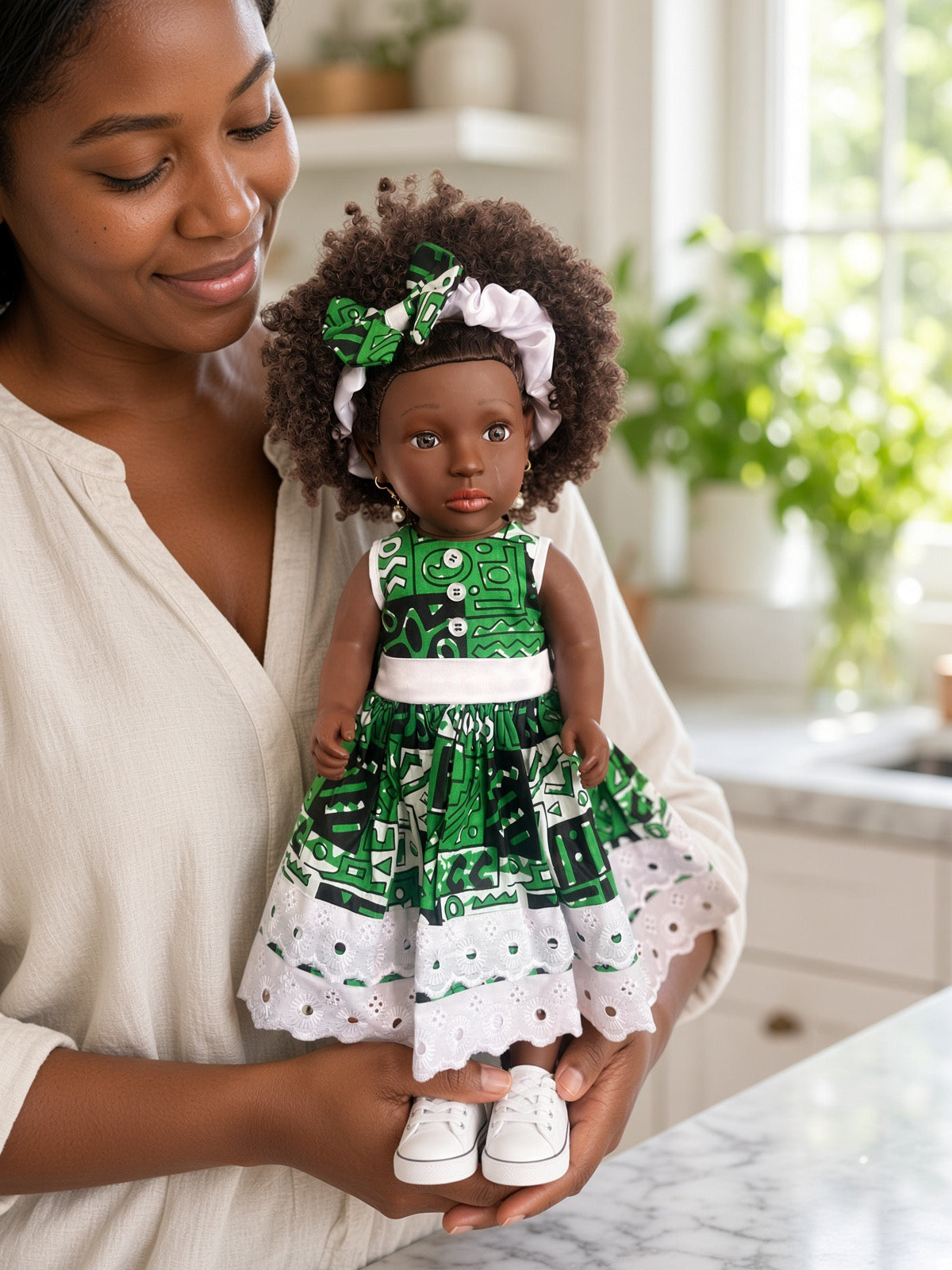 Poupée noire KESI 45 cm aux cheveux bouclés auburn – Robe wax et dentelle